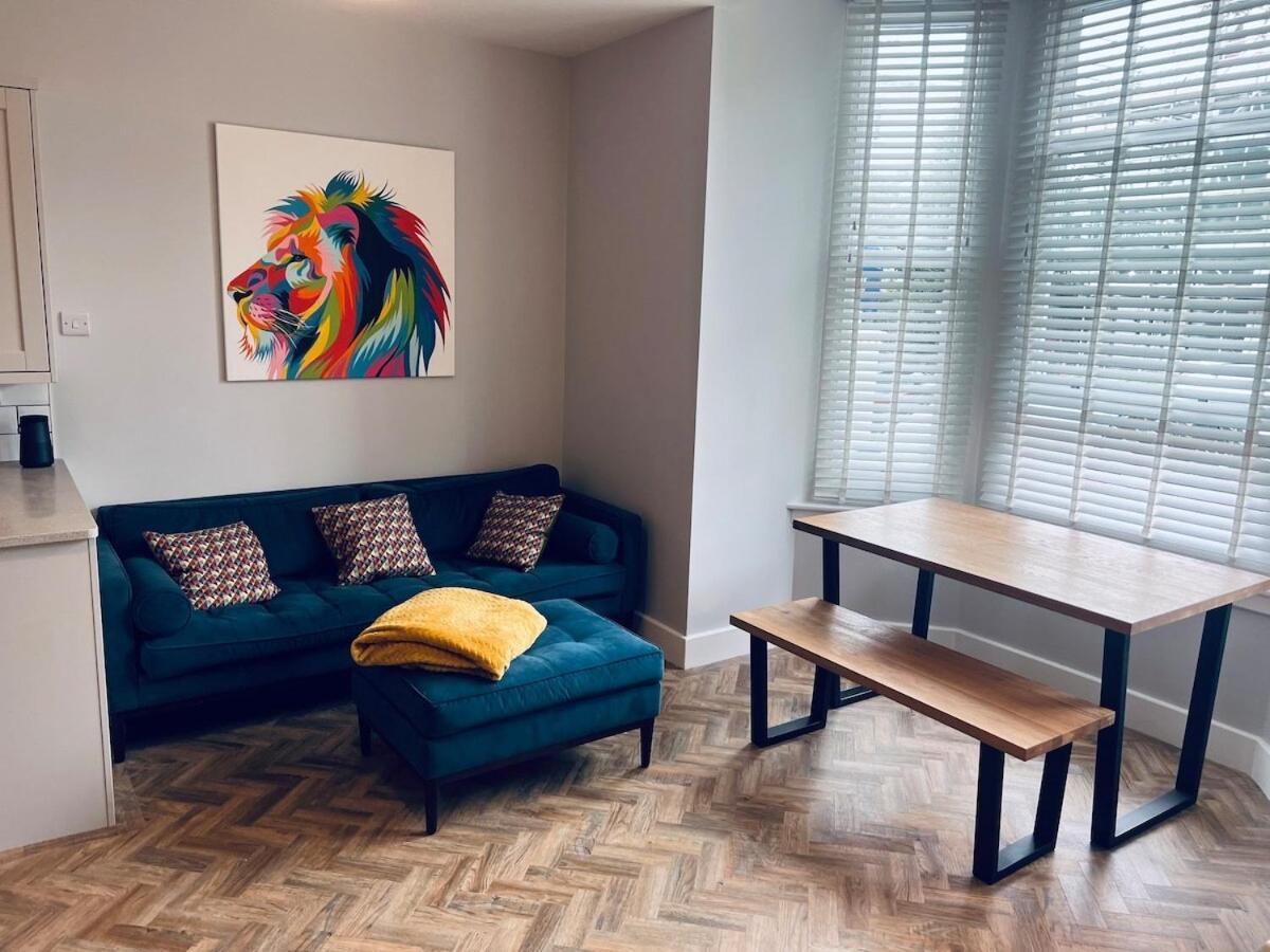 Merton Place, With Parking Apartment *